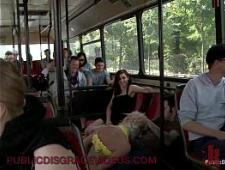 Девушка мастурбирует в общественном транспорте 