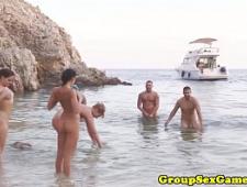 Толпа свингеров развлекаются на нудийском пляже 