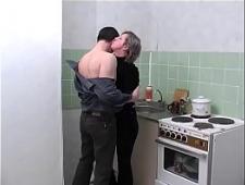 Ебет свою жену на кухне 