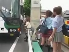 Развратные студентки развлекаются в автобусе 