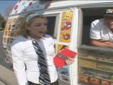 Студентка трахается с мороженщиком 