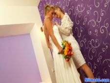 Невеста с подружкой оттрахали торчащий член в щеле