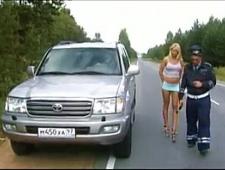 Мент трахает девушку на дороге 