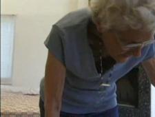 Старуха из престарелого дома соблазнила доктора во время консультации