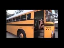 Ебет брюнетку в школьном автобусе