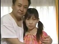 Отец трахает свою юную дочь в киску 