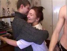 Мамка раздвинула ноги перед толпой молодых парней 